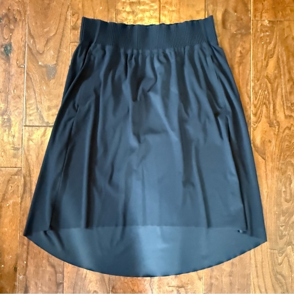 Athleta “Cosmic” skirt Sz M Black short front/longer back